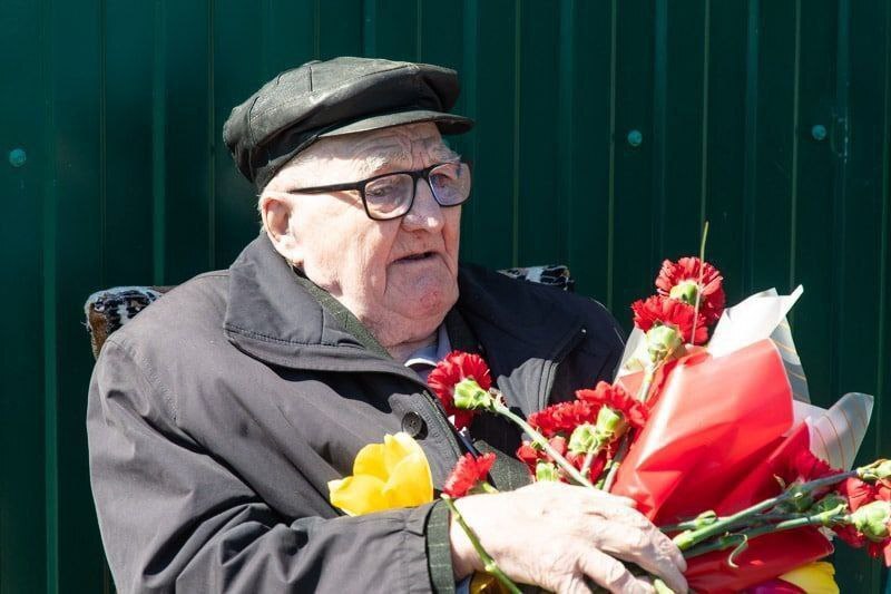 Награды передали дочери: власти благодарят дочь фронтовика, которая окружила отца заботой и вниманием